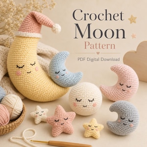 Op de afbeelding: Een verzameling gehaakte maan- en sterknuffels in pastelgeel, roze en blauw, met geborduurde slaperige gezichtjes en roze wangen. De tekst luidt Crochet Moon Pattern PDF Digital Download, vergezeld door een houten haaknaald.