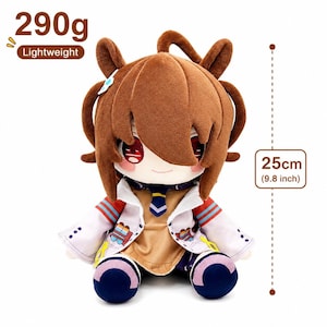 Puede incluir: Una muñeca de peluche con cabello castaño, ojos rojos y una chaqueta blanca sobre una camisa color canela con una corbata azul. La muñeca pesa 290g y mide 25 cm de altura. Tiene pequeñas orejas de animal y una construcción de tela suave.