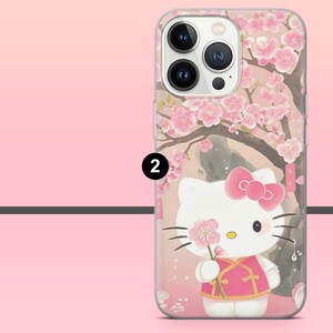 Puede incluir: Funda de tel&eacute;fono transparente con dise&ntilde;o de Hello Kitty. La funda tiene un fondo floral rosa y un personaje de Hello Kitty con un atuendo rosa sosteniendo una flor. La funda tiene un borde transparente.