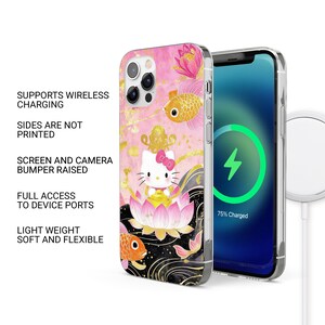 Puede incluir: Una funda de tel&eacute;fono rosa con un dise&ntilde;o de Hello Kitty, detalles dorados, peces koi y flores de loto. La funda se muestra junto a un tel&eacute;fono con un indicador de carga. La funda admite carga inal&aacute;mbrica y tiene acceso completo a los puertos del dispositivo.