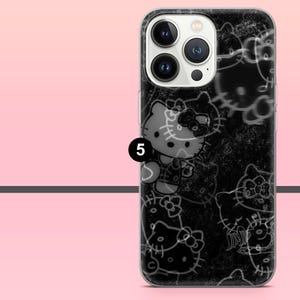 Puede incluir: Funda de tel&eacute;fono negra con un patr&oacute;n repetido de ilustraciones de Hello Kitty en blanco. La funda tiene un acabado mate y el n&uacute;mero "5" es visible en el lateral. El fondo es un degradado de rosa.