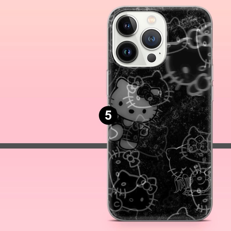 Puede incluir: Funda de tel&eacute;fono negra con un patr&oacute;n repetido de ilustraciones de Hello Kitty en blanco. La funda tiene un acabado mate y el n&uacute;mero "5" es visible en el lateral. El fondo es un degradado de rosa.