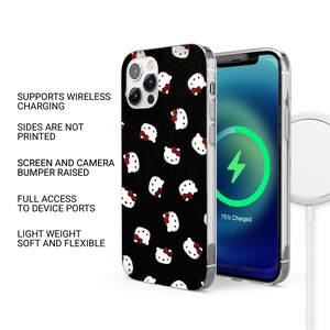 Puede incluir: Funda de tel&eacute;fono negra con un patr&oacute;n repetido de caras de gato de dibujos animados blancos con lazos rojos. Un tel&eacute;fono que muestra un s&iacute;mbolo de carga est&aacute; al lado de la funda. El texto dice: Admite carga inal&aacute;mbrica.