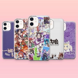 Könnte beinhalten: Fünf Handyhüllen mit farbenfrohen Illustrationen im Anime-Stil. Die Hüllen zeigen verschiedene Charaktere und Designs, darunter eine lila Hülle mit dem Namen "Oguri" und eine weiße Hülle mit japanischem Text. Die Hüllen sind vor einem rosa Hintergrund abgebildet.
