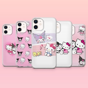 Peut inclure: Cinq coques de t&eacute;l&eacute;phone avec diff&eacute;rents motifs Hello Kitty. Les coques pr&eacute;sentent des fonds roses, blancs et transparents avec des personnages de dessins anim&eacute;s et le mot "Doki". Les motifs incluent Hello Kitty, Kuromi et d'autres personnages.