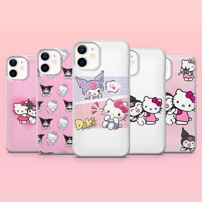 Peut inclure: Cinq coques de t&eacute;l&eacute;phone avec diff&eacute;rents motifs Hello Kitty. Les coques pr&eacute;sentent des fonds roses, blancs et transparents avec des personnages de dessins anim&eacute;s et le mot "Doki". Les motifs incluent Hello Kitty, Kuromi et d'autres personnages.