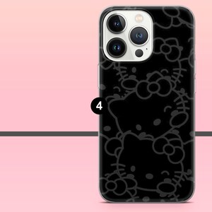 Puede incluir: Funda de tel&eacute;fono negra con un patr&oacute;n repetido de un gato de dibujos animados con un lazo. La funda tiene un borde transparente y cubre la parte trasera y los laterales del tel&eacute;fono. Las lentes de la c&aacute;mara del tel&eacute;fono son visibles.