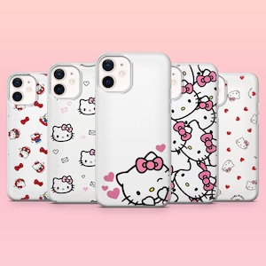 Puede incluir: Una colecci&oacute;n de cinco fundas blancas para tel&eacute;fono con dise&ntilde;os de Hello Kitty. Las fundas muestran varios patrones, incluyendo Hello Kitty con lazos rosas, corazones y otros gr&aacute;ficos tem&aacute;ticos. Las fundas est&aacute;n dispuestas sobre un fondo rosa.