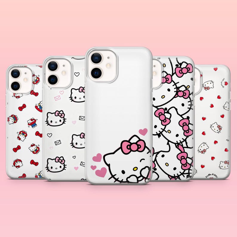 Puede incluir: Una colecci&oacute;n de cinco fundas blancas para tel&eacute;fono con dise&ntilde;os de Hello Kitty. Las fundas muestran varios patrones, incluyendo Hello Kitty con lazos rosas, corazones y otros gr&aacute;ficos tem&aacute;ticos. Las fundas est&aacute;n dispuestas sobre un fondo rosa.