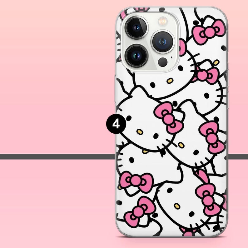 Puede incluir: Una funda de tel&eacute;fono blanca con un patr&oacute;n repetido de caras de Hello Kitty con lazos rosas. La funda tiene un borde transparente y cubre la parte trasera y los laterales del tel&eacute;fono. Las lentes de la c&aacute;mara del tel&eacute;fono son visibles.