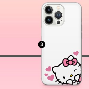 Puede incluir: Funda de tel&eacute;fono blanca con un dise&ntilde;o de Hello Kitty, con un lazo rosa y corazones. La funda tiene un borde transparente y cubre la parte trasera y los laterales del tel&eacute;fono. El gr&aacute;fico de Hello Kitty es en blanco y negro con un lazo y corazones rosas.