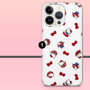 Puede incluir: Funda de tel&eacute;fono blanca con un patr&oacute;n repetido de personajes de Hello Kitty y lazos rojos. El dise&ntilde;o presenta a Hello Kitty en varias poses, con trajes rojos y azules, sobre un fondo blanco.