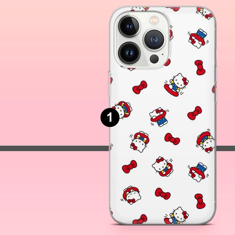 Puede incluir: Funda de tel&eacute;fono blanca con un patr&oacute;n repetido de personajes de Hello Kitty y lazos rojos. El dise&ntilde;o presenta a Hello Kitty en varias poses, con trajes rojos y azules, sobre un fondo blanco.