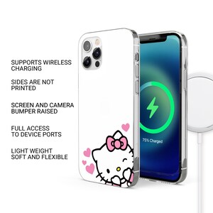 Puede incluir: Una funda blanca para tel&eacute;fono con un dise&ntilde;o de Hello Kitty, con un lazo rosa y corazones. La funda se muestra junto a un tel&eacute;fono con una pantalla de carga. El texto en la funda dice: Admite carga inal&aacute;mbrica, los lados no est&aacute;n impresos, y m&aacute;s.