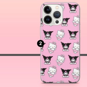 Peut inclure: Coque de t&eacute;l&eacute;phone rose avec un motif r&eacute;p&eacute;t&eacute; de personnages Hello Kitty blancs et Kuromi noirs. L'&eacute;tui a une bordure transparente et une d&eacute;coupe pour l'appareil photo. Le num&eacute;ro "2" est visible sur le c&ocirc;t&eacute;.