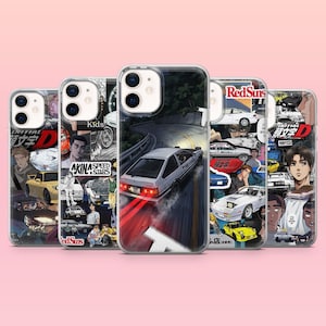Puede incluir: Cinco fundas para teléfono con diseños de anime Initial D. Cada funda presenta un gráfico diferente, incluyendo coches, personajes y texto japonés. Las fundas son transparentes con un fondo rosa.