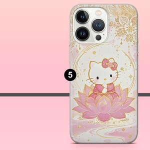 Puede incluir: Una funda de tel&eacute;fono con un dise&ntilde;o de Hello Kitty. La funda tiene un fondo floral rosa y dorado con un personaje de Hello Kitty con un vestido rosa sobre una flor de loto rosa. La funda tiene un acabado transparente y brillante.