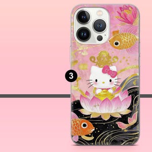 Puede incluir: Una funda de tel&eacute;fono con un dise&ntilde;o rosa y dorado, con Hello Kitty en una flor de loto. La funda tiene un fondo rosa con detalles dorados y dos peces naranjas nadando alrededor del personaje.