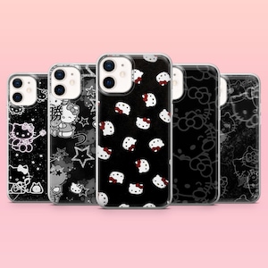 Puede incluir: Una colecci&oacute;n de cinco fundas para tel&eacute;fonos con varios dise&ntilde;os. Las fundas muestran una combinaci&oacute;n de colores blanco y negro con ilustraciones de un gato de dibujos animados, estrellas y lazos. Las fundas est&aacute;n dise&ntilde;adas para un tel&eacute;fono inteligente.