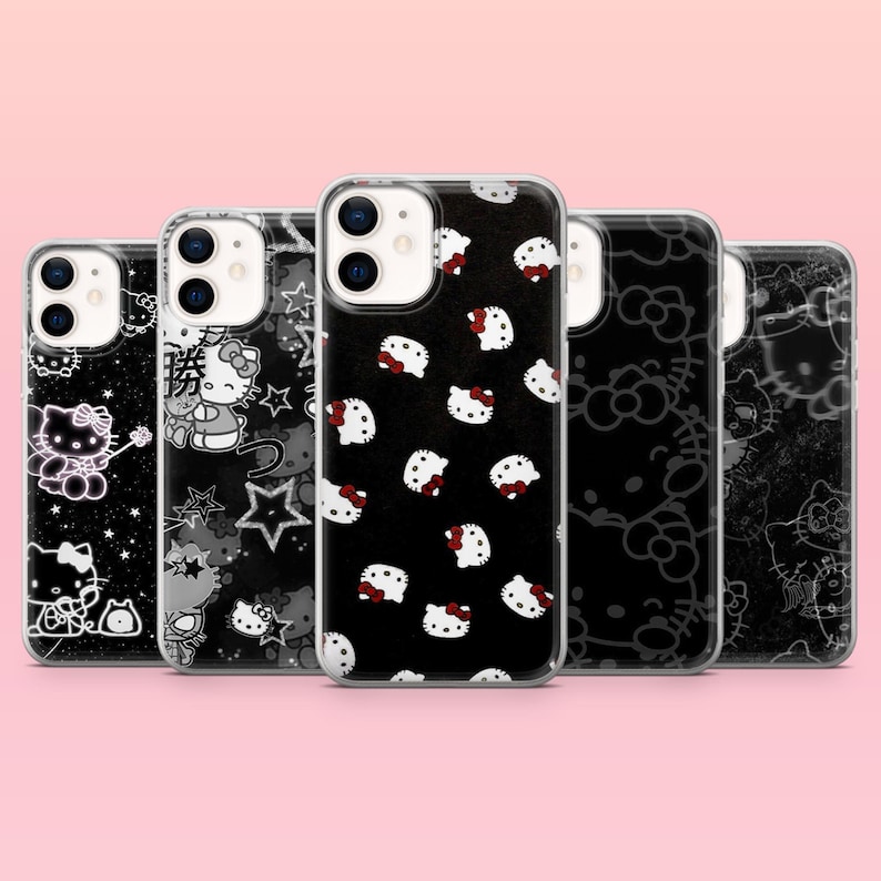 Puede incluir: Una colecci&oacute;n de cinco fundas para tel&eacute;fonos con varios dise&ntilde;os. Las fundas muestran una combinaci&oacute;n de colores blanco y negro con ilustraciones de un gato de dibujos animados, estrellas y lazos. Las fundas est&aacute;n dise&ntilde;adas para un tel&eacute;fono inteligente.