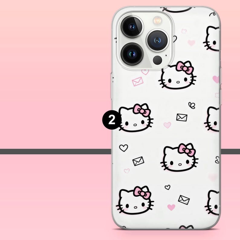 Puede incluir: Funda transparente para tel&eacute;fono con un patr&oacute;n repetido del personaje Hello Kitty con lazos rosas, corazones y sobres sobre un fondo blanco. La funda tiene un borde transparente y un recorte para la c&aacute;mara.