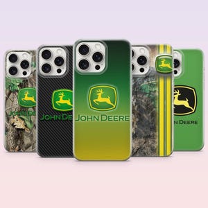 Könnte beinhalten: Eine Auswahl an Handyhüllen mit dem John Deere Logo. Die Hüllen zeigen verschiedene Designs, darunter Camouflage, Kohlefaser und einen grünen Farbverlauf. Jede Hülle hat das John Deere Logo in Grün und Gelb.