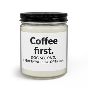 Könnte beinhalten: Ein Glas-Kerze mit schwarzem Deckel. Auf dem Etikett steht "Coffee first. DOG SECOND. EVERYTHING ELSE OPTIONAL." Die Kerze hat ein weißes Etikett mit schwarzem Text. Die Kerze hat eine hellcremefarbene Farbe.