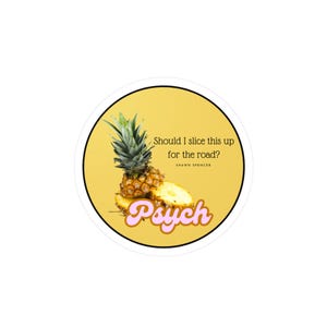 Op de afbeelding: Een ronde sticker met een gele achtergrond, met een ananas en de tekst "Should I slice this up for the road?" en "Psych" in roze letters. De sticker heeft een zwarte rand.