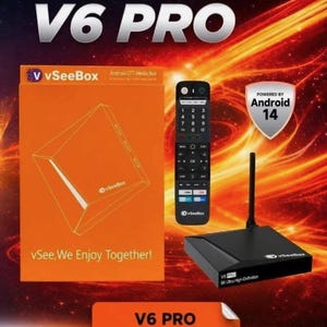 以下が含まれることがあります： V6 PRO Android OTTメディアボックス、リモコンとアンテナ付き。ボックスは黒色で、「V6 PRO」と「vSeeBox」の文字があります。ボックスはAndroid 14を搭載しています。ボックスは、より高速なパフォーマンス、よりスムーズなストリーミング、強化されたセキュリティ、および将来対応システムで利用可能になりました。