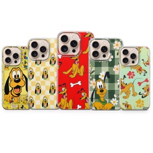 Puede incluir: Cinco fundas para teléfono con diseños coloridos que presentan al personaje de Disney Pluto. Las fundas tienen diferentes fondos, incluyendo patrones amarillos, rojos, verdes y a cuadros. Pluto se representa en varias poses, con huesos y flores también.