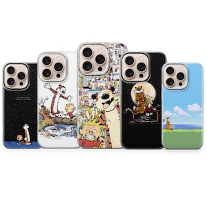 Könnte beinhalten: Eine Sammlung von fünf Handyhüllen mit Cartoon-Illustrationen von Calvin und Hobbes. Die Hüllen zeigen verschiedene Szenen mit den Charakteren, darunter eine schwarze Hülle mit Sternenhintergrund und eine blaue Hülle mit Landschaft.