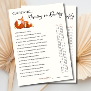 Könnte beinhalten: Zwei weiße Papierbögen mit einem Babyshower-Spiel mit dem Titel "Wer errät... Mama oder Papa". Das Spiel zeigt eine Aquarellillustration von zwei Füchsen und enthält Fragen, um zu erraten, wer bestimmte Aufgaben im Zusammenhang mit dem Baby erledigen wird.