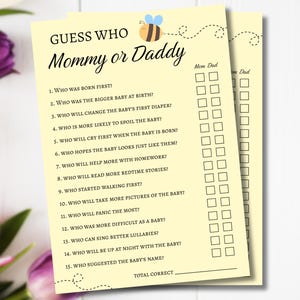 Peut inclure: Deux feuilles de jeu de baby shower jaune clair avec le texte "GUESS WHO Mommy or Daddy". Le jeu comprend des questions pour deviner qui fera certaines tâches liées au bébé. Un dessin d'abeille est en haut.