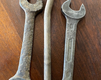 Op de afbeelding: Drie vintage gereedschappen: een hamer, een moersleutel en een moersleutel met de tekst "DROP FORGED" op de handgreep.