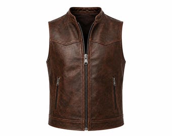 Peut inclure: Un gilet en cuir marron foncé doté d'un col montant, d'une fermeture éclair centrale sur toute la longueur et de deux poches verticales zippées sur le bas. Le vêtement présente une finition vieillie avec des variations de tons.