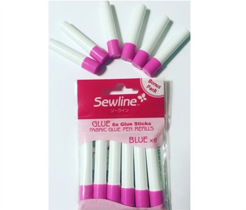 Puede incluir: Un paquete de recambios de bol&iacute;grafos de pegamento para tela Sewline, con seis barras de pegamento blancas y rosas. El paquete rojo y blanco muestra el texto "Sewline" y "Glue 6x Glue Sticks Fabric Glue Pen Refills Blue x6".