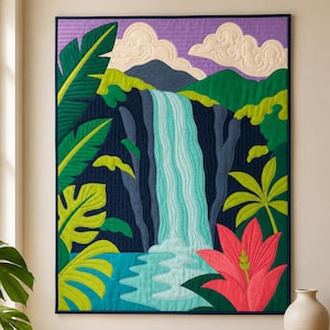 Könnte beinhalten: Ein rechteckiger Wandbehang aus Stoff mit einer gesteppten Landschaftsszene, die einen Wasserfall in einem Becken zeigt, umgeben von leuchtend grünem tropischem Blattwerk, einer großen rosa Blume, dunkelblauen Klippen und cremefarbenen Wolken am violetten Himmel.