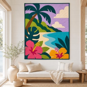 Peut inclure: Une courtepointe murale rectangulaire représentant un paysage tropical avec un palmier vert foncé, des collines verdoyantes, une plage de sable et une eau bleue. Le premier plan montre de grandes fleurs d'hibiscus roses et jaunes.