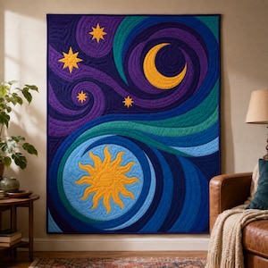 Può includere: Una trapunta da parete rettangolare con un design celeste che presenta un grande sole giallo nella parte inferiore e una luna crescente gialla con quattro stelle nella parte superiore. Lo sfondo presenta motivi vorticosi in tonalità viola, blu e verde acqua.