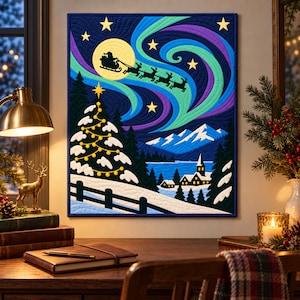 Puede incluir: Un tapiz rectangular de tela con una escena acolchada de Santa en un trineo tirado por renos volando frente a una luna amarilla. El fondo muestra auroras boreales azules y moradas, un paisaje nevado, árboles de pino y un pequeño pueblo.