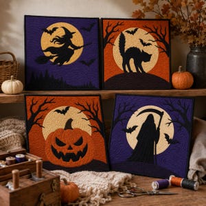 Puede incluir: Cuatro tapices de tela cuadrados con temas de Halloween: una bruja en una escoba sobre un fondo morado, un gato negro sobre un fondo naranja, una calabaza sobre un fondo naranja y una parca sobre un fondo morado.