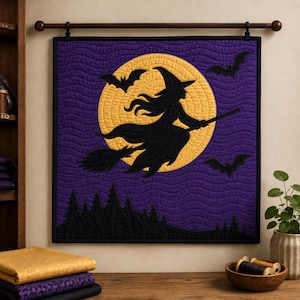 Puede incluir: Un tapiz de pared cuadrado de tela con la silueta negra de una bruja volando en una escoba contra una gran luna llena amarilla. El fondo es de color morado oscuro con líneas de acolchado onduladas y una silueta de bosque negro abajo.