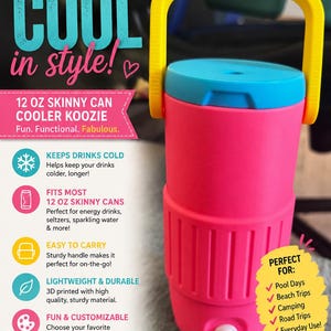 Puede incluir: Un enfriador de latas delgado de 12 oz rosa y azul con un asa amarilla. El texto en el enfriador dice "Keep it Cool in Style!" y "Fits 12 oz Skinny Cans!". Es ligero, duradero y fácil de transportar.