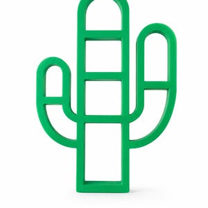Op de afbeelding: Een felgroene, cactusvormige plank met een hol, open frameontwerp. De structuur heeft een centrale verticale kolom met drie rechthoekige vakken en twee gebogen zijarmen, elk voorzien van een enkele horizontale tussenplank.