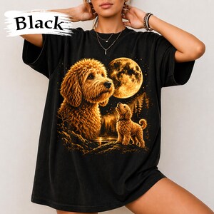 Maglietta Comfort Colors® con Goldendoodle ululante e luna, maglietta grafica con Goldendoodle e luna piena, maglietta vintage con creature della foresta, maglietta per amanti dei cani