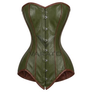 Puede incluir: Un corsé de color verde oliva con ribetes de imitación cuero marrón a lo largo de los bordes y costuras. La prenda tiene un escote corazón, un cierre frontal con ganchos metálicos plateados y un dobladillo en punta. La palabra VARATO está impresa en el centro.
