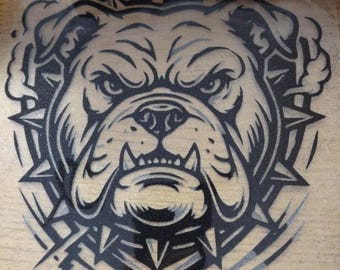 Op de afbeelding: Een zwart-witte grafische sticker met de kop van een buldog met een strenge uitdrukking, die een halsband met stekels draagt. Het ontwerp is omlijst door een cirkelvormige rand met stekels en gestileerde rook- of wolkelementen eromheen.
