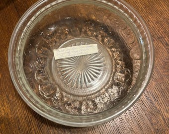 Ciotola da portata con decorazione a fragola, prodotta da Lee Manufacturing negli anni '20. Ciotola in vetro Depression Glass.