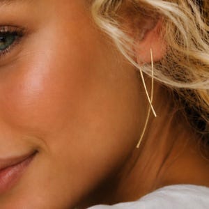 Gouden oorbellen met schroefdraad 2 inch moderne oorbellen Gold filled oorbellen Curves Lange lichtgewicht oorbellen Alledaagse oorbellen Draad Minimalistisch Modern