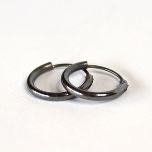 Pendiente negro para hombre. Aros Huggie de 10 mm, cerrados, sin fin, para trago y hélix. Aros extra pequeños negros.